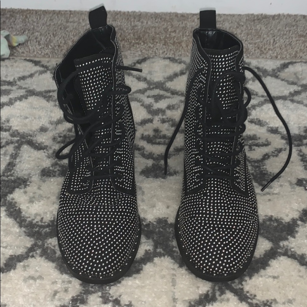 Stubbed black boots